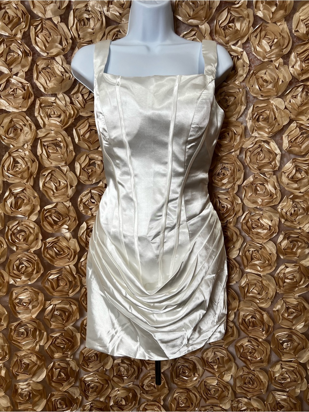 Satin white Square-Neck Ruched Mini Dress
🚨 NEW WITHOUT TAGS🚨